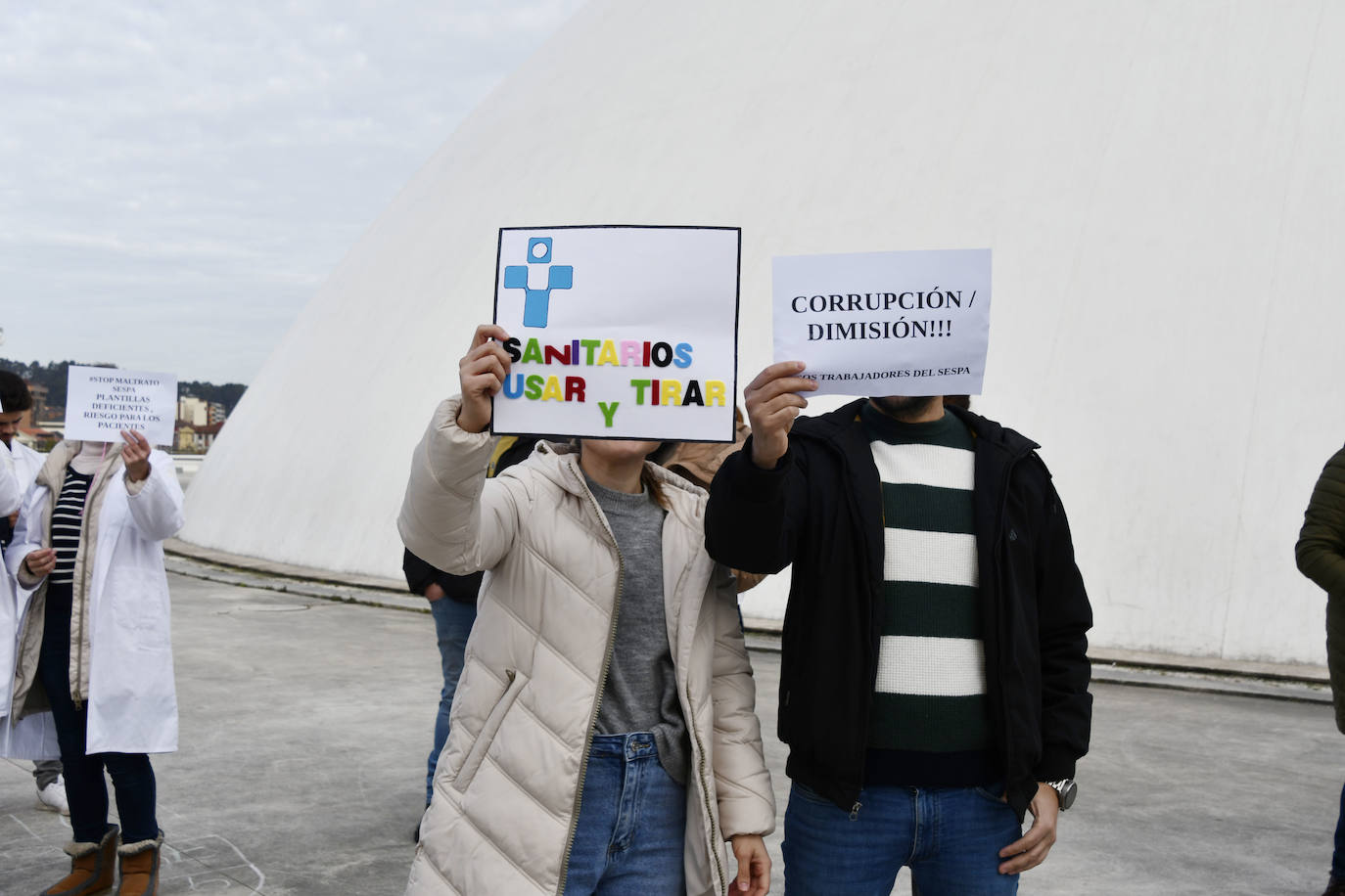 Fotos: Sanitarios asturianos protestan ante los Reyes, en Avilés, por la mejora de sus condiciones