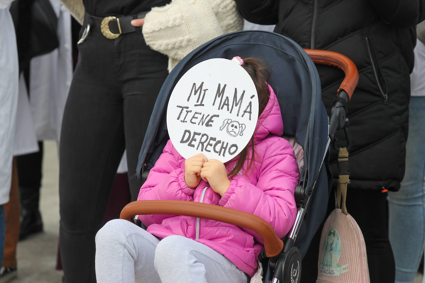 Fotos: Sanitarios asturianos protestan ante los Reyes, en Avilés, por la mejora de sus condiciones