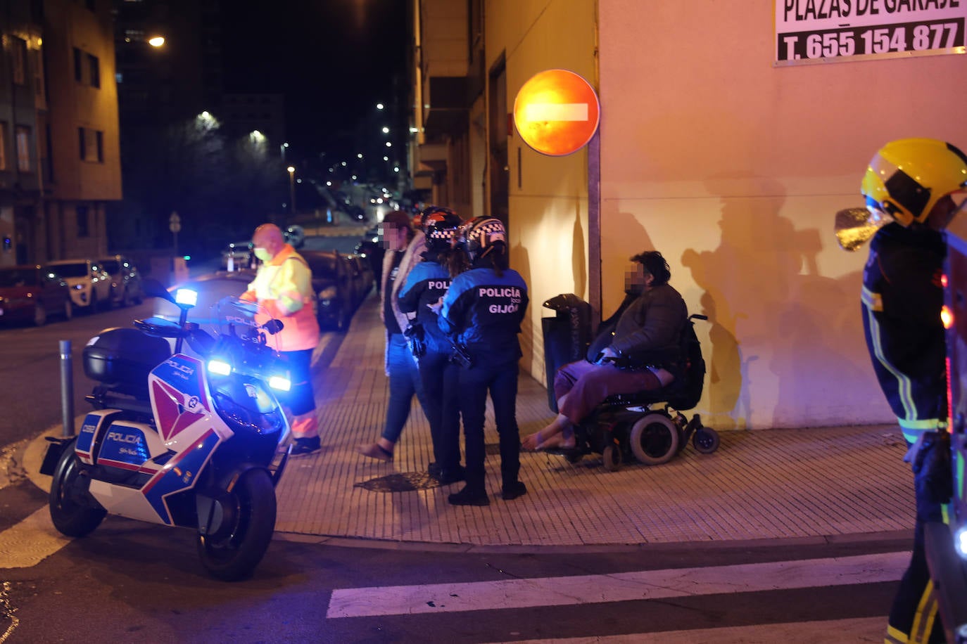 Fotos: Un incendio deja dos personas intoxicadas en un piso de Gijón