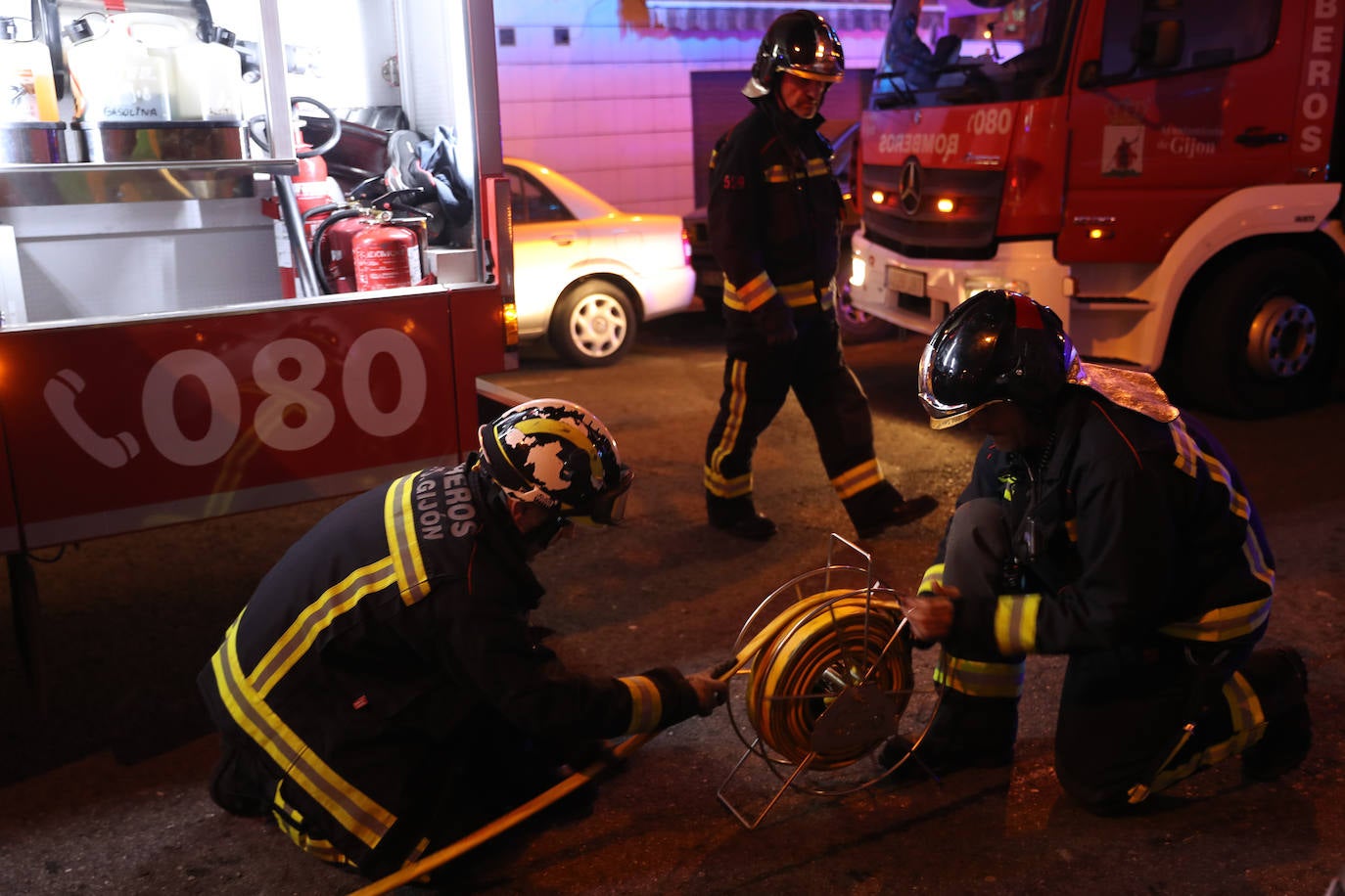 Fotos: Un incendio deja dos personas intoxicadas en un piso de Gijón