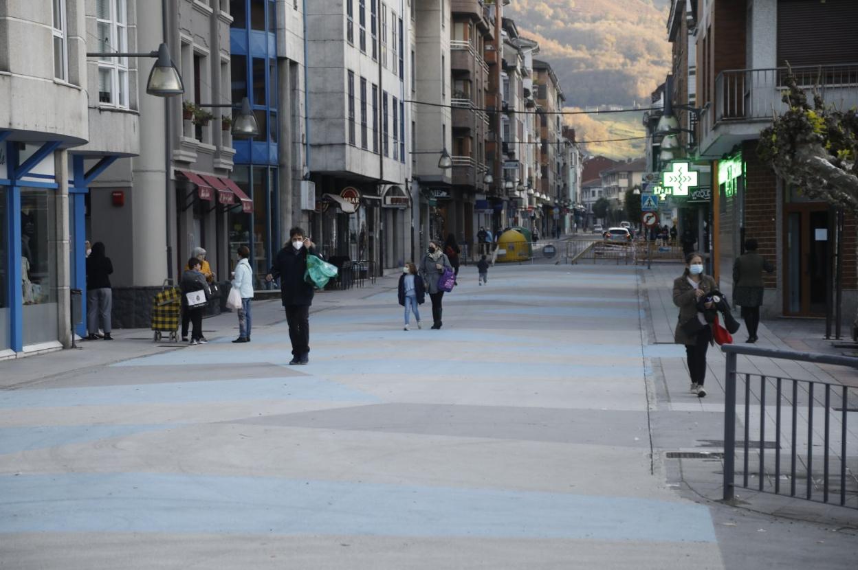 Nace la plataforma contra la peatonalización de Pola de Laviana: «Son todo problemas»