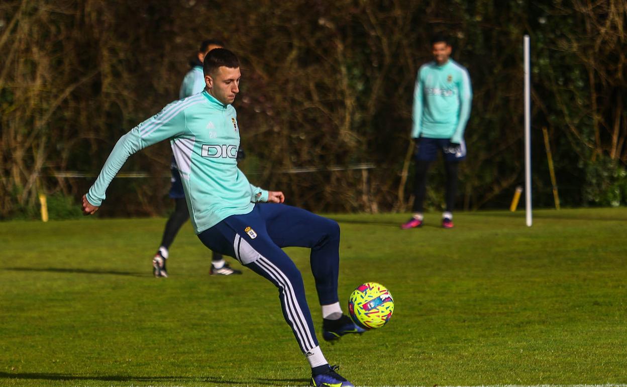 Abel Bretones en un entrenamiento del Real Oviedo