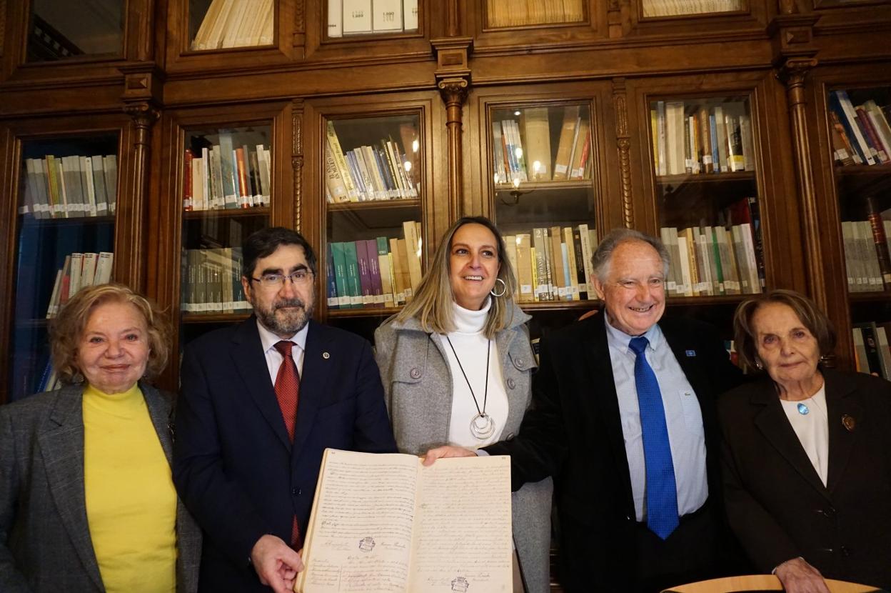 María Antonia Fernández Felgueroso, Santiago González Romero, Rita Camblor, José Manuel García y Paz Fernández Felgueroso, en la entrega de los documentos del centro asturiano de Mar del Plata al Archivo. 
