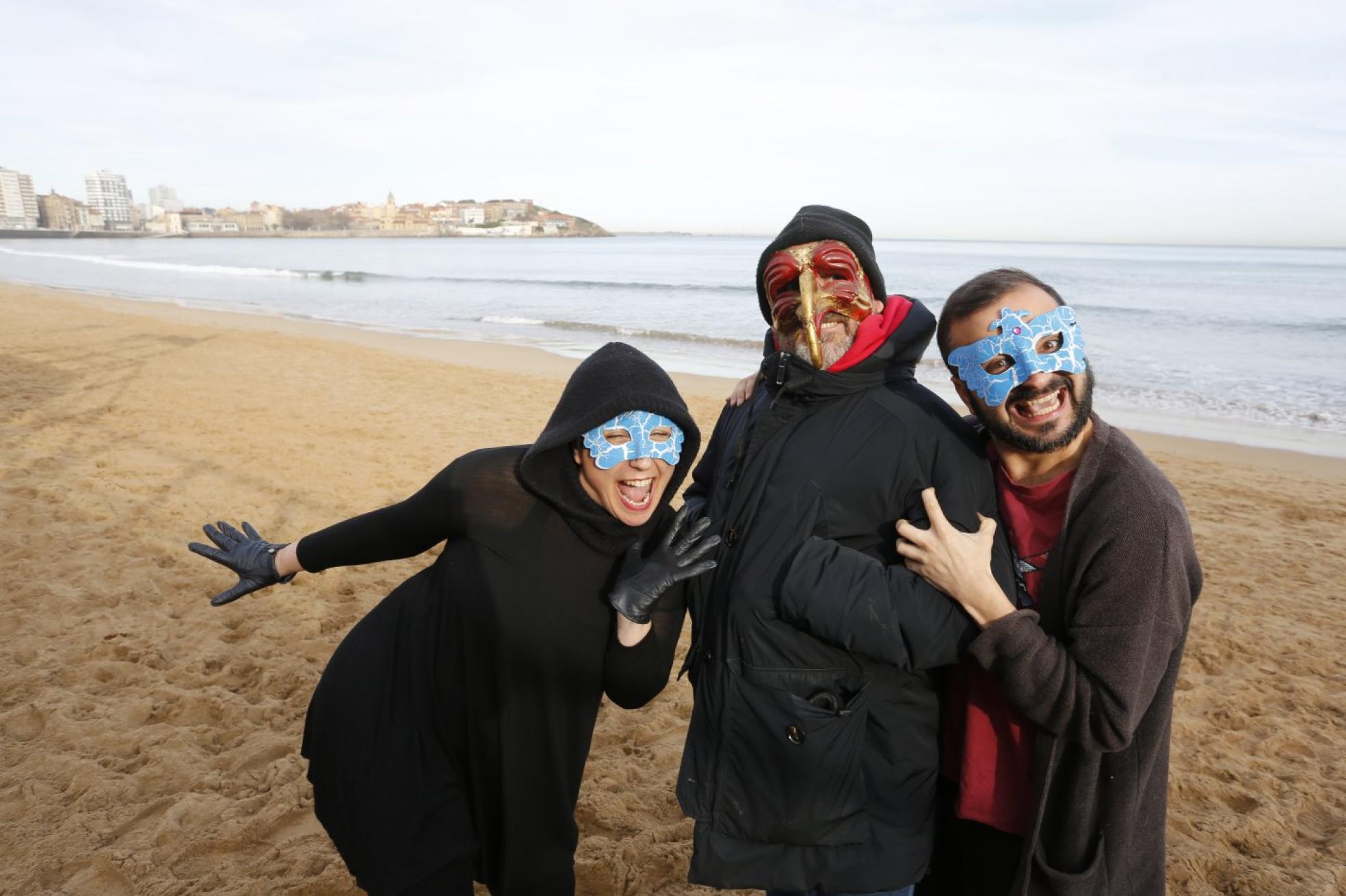 Los actores Ana Morán, Carlos Mesa y Enrique Dueñas, pregoneros del Antroxu de Gijón 2023, posan en San Lorenzo. 