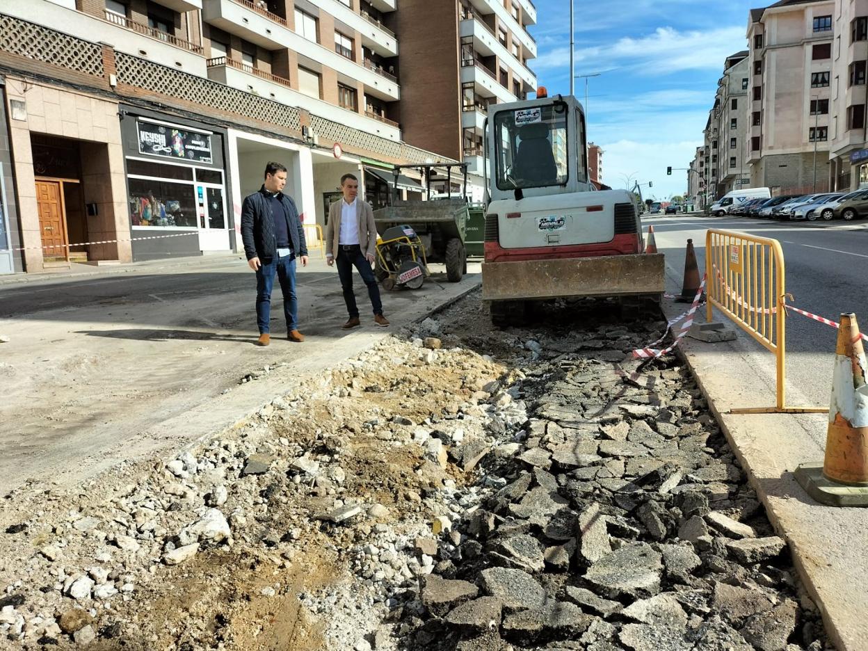 El alcalde de Corvera, Iván Fernández, y el concejal de Obras, Jorge Suárez, visitaron ayer el emplazamiento. 