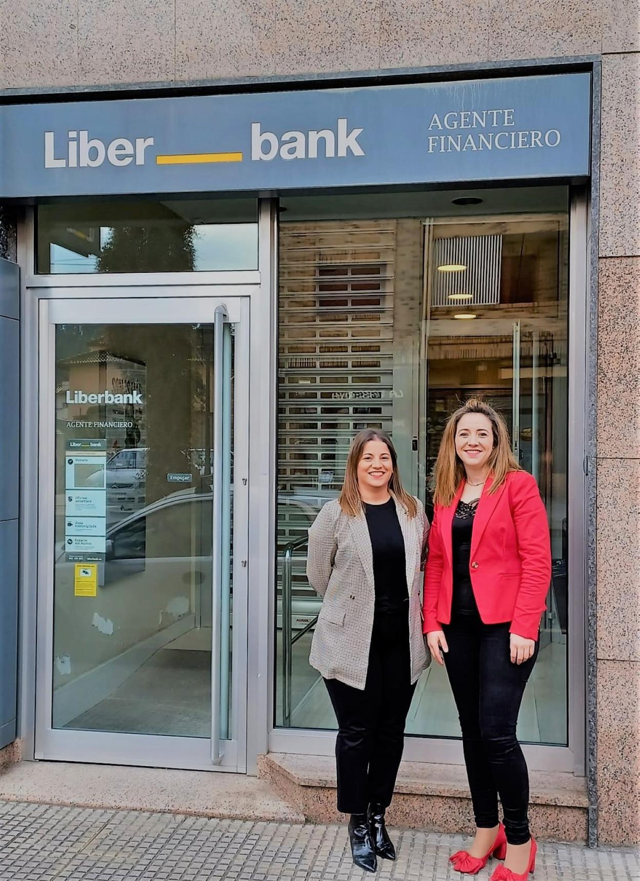 Belén Requejo, nueva directora de la oficina de Cornellana, e Isabel Martínez, empleada. 