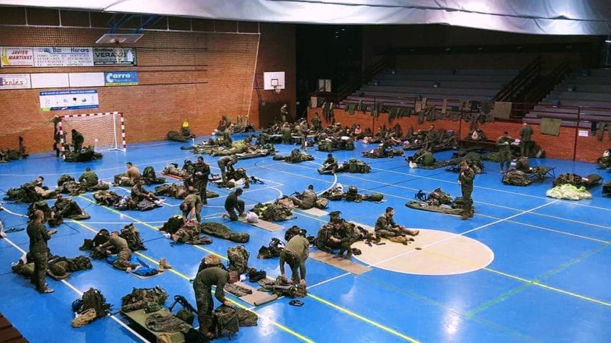 El quinto batallón de la UME, en el polideportivo de Cangas del Narcea. 