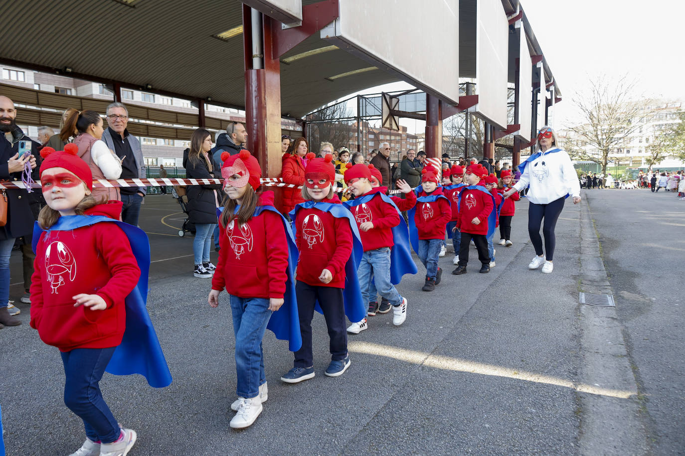 Fotos: El carnaval más colorido en los colegios asturianos