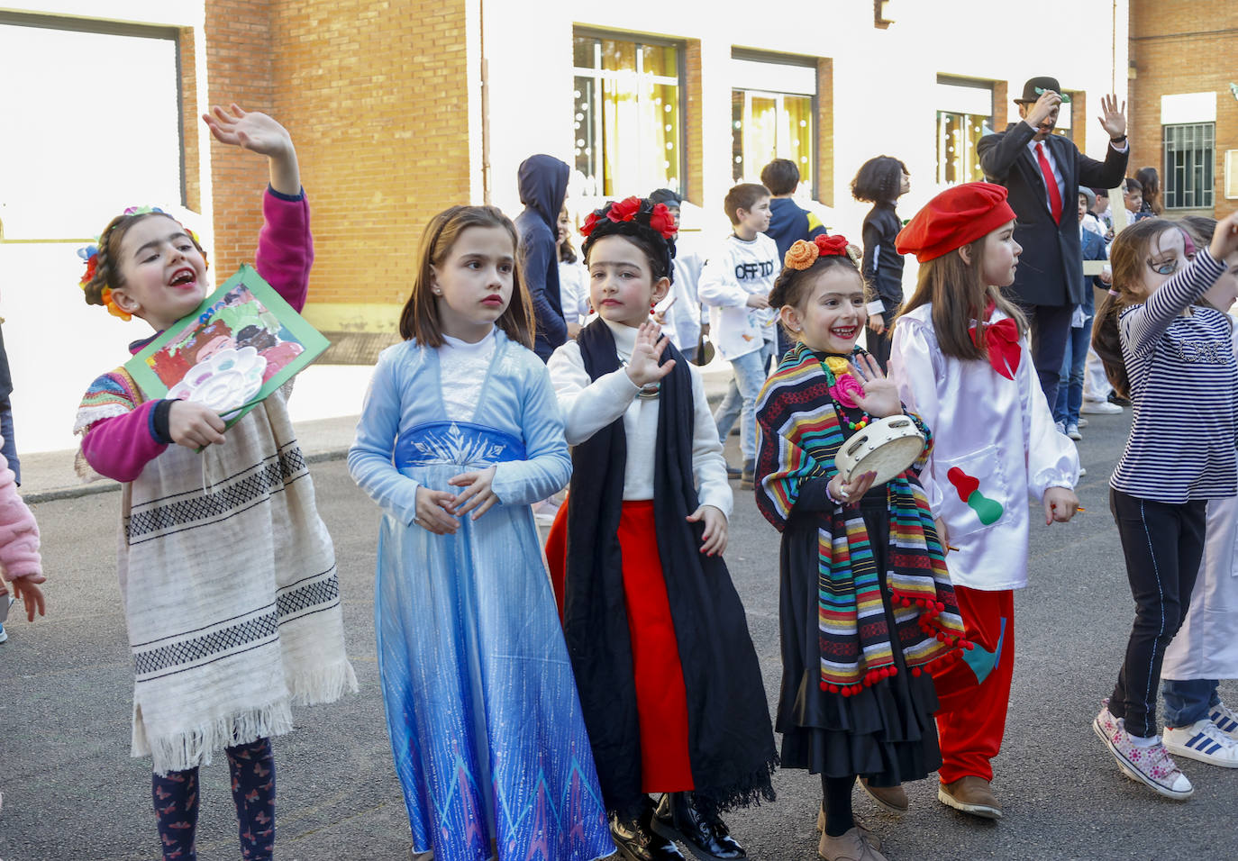 Fotos: El carnaval más colorido en los colegios asturianos