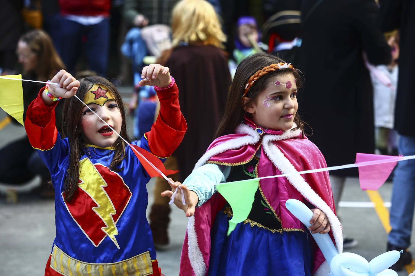 Fotos: El carnaval más colorido en los colegios asturianos