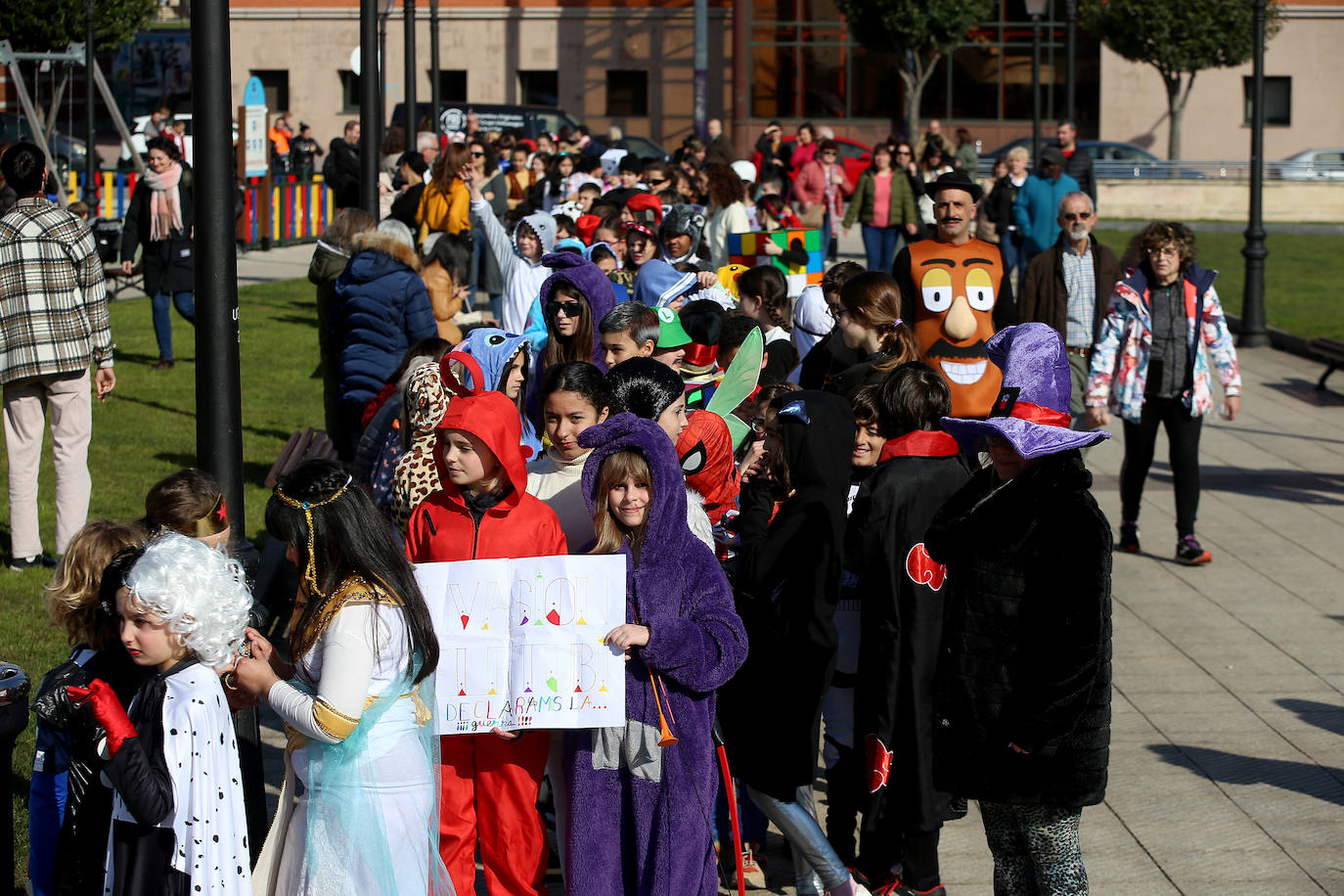 Fotos: El carnaval más colorido en los colegios asturianos