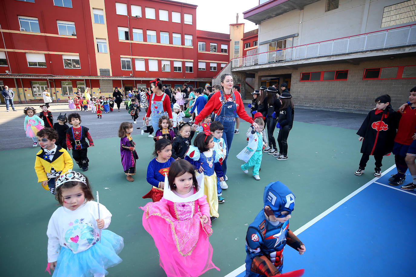 Fotos: El carnaval más colorido en los colegios asturianos