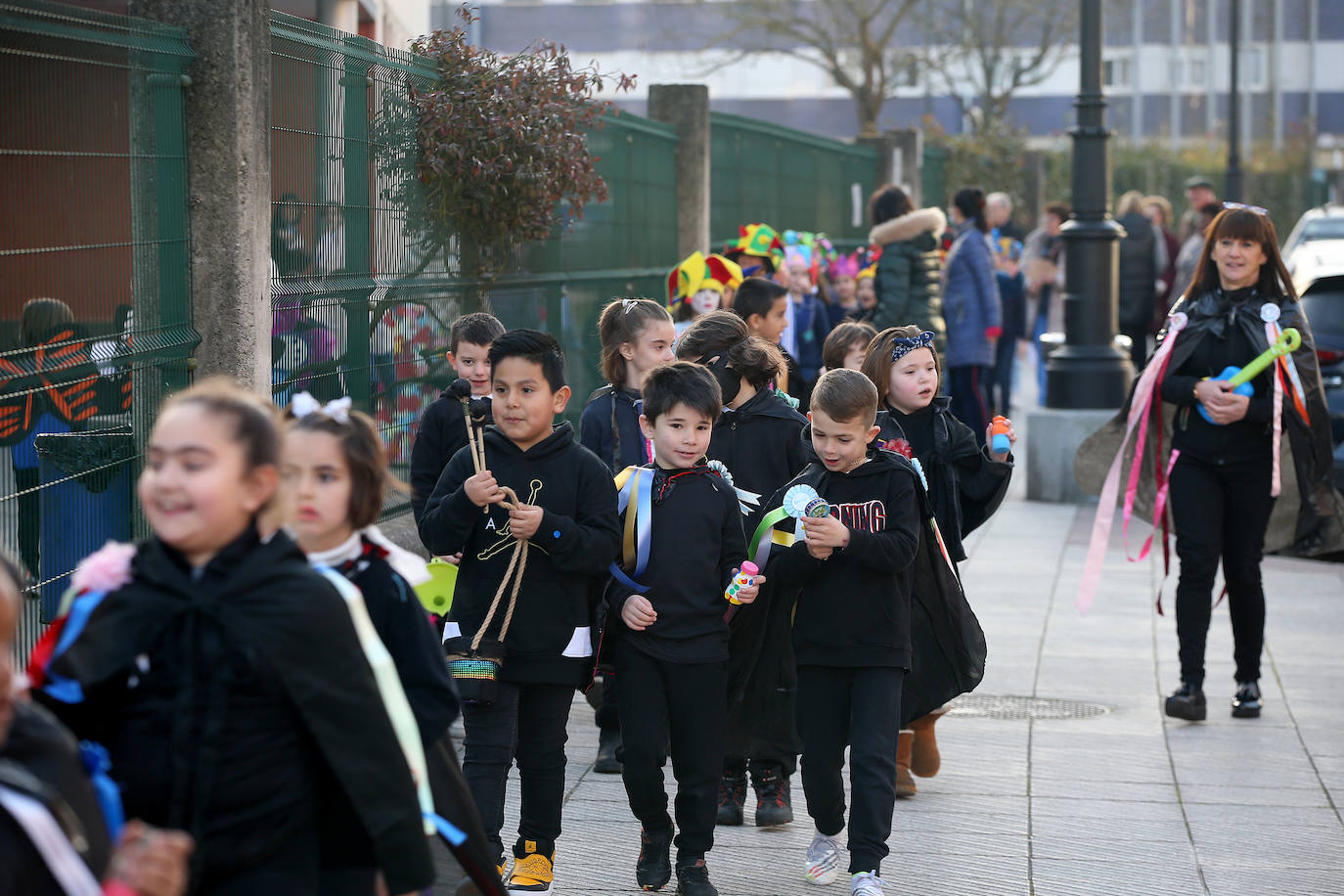 Fotos: El carnaval más colorido en los colegios asturianos