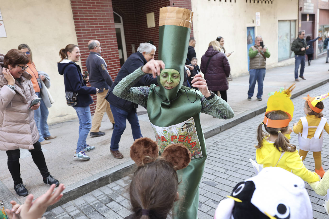 Fotos: El carnaval más colorido en los colegios asturianos