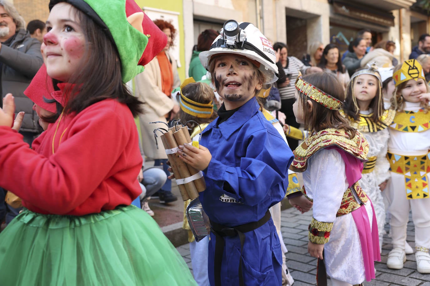 Fotos: El carnaval más colorido en los colegios asturianos