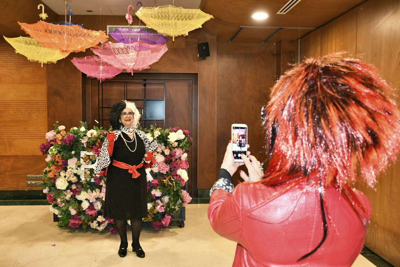 Fotos: Diversión y colorido en les Comadres de Avilés