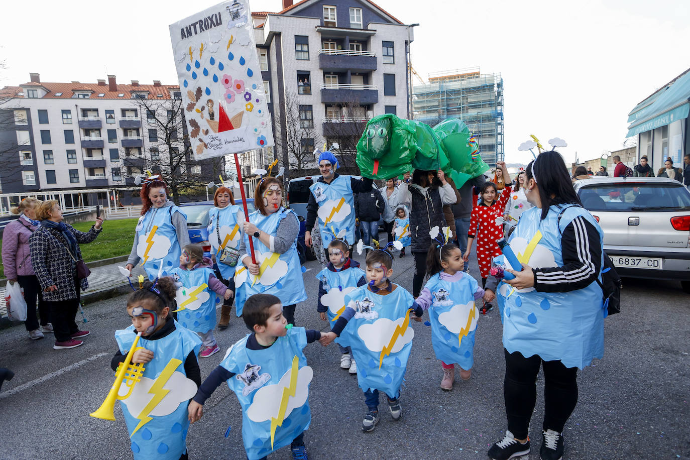 Fotos: Arte, superhéroes y reivindicación en el Antroxu de la zona oeste de Gijón