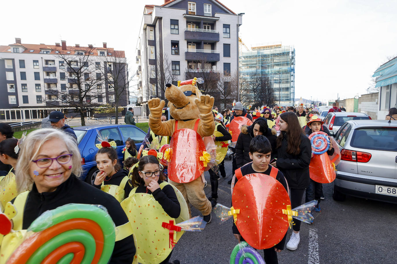 Fotos: Arte, superhéroes y reivindicación en el Antroxu de la zona oeste de Gijón