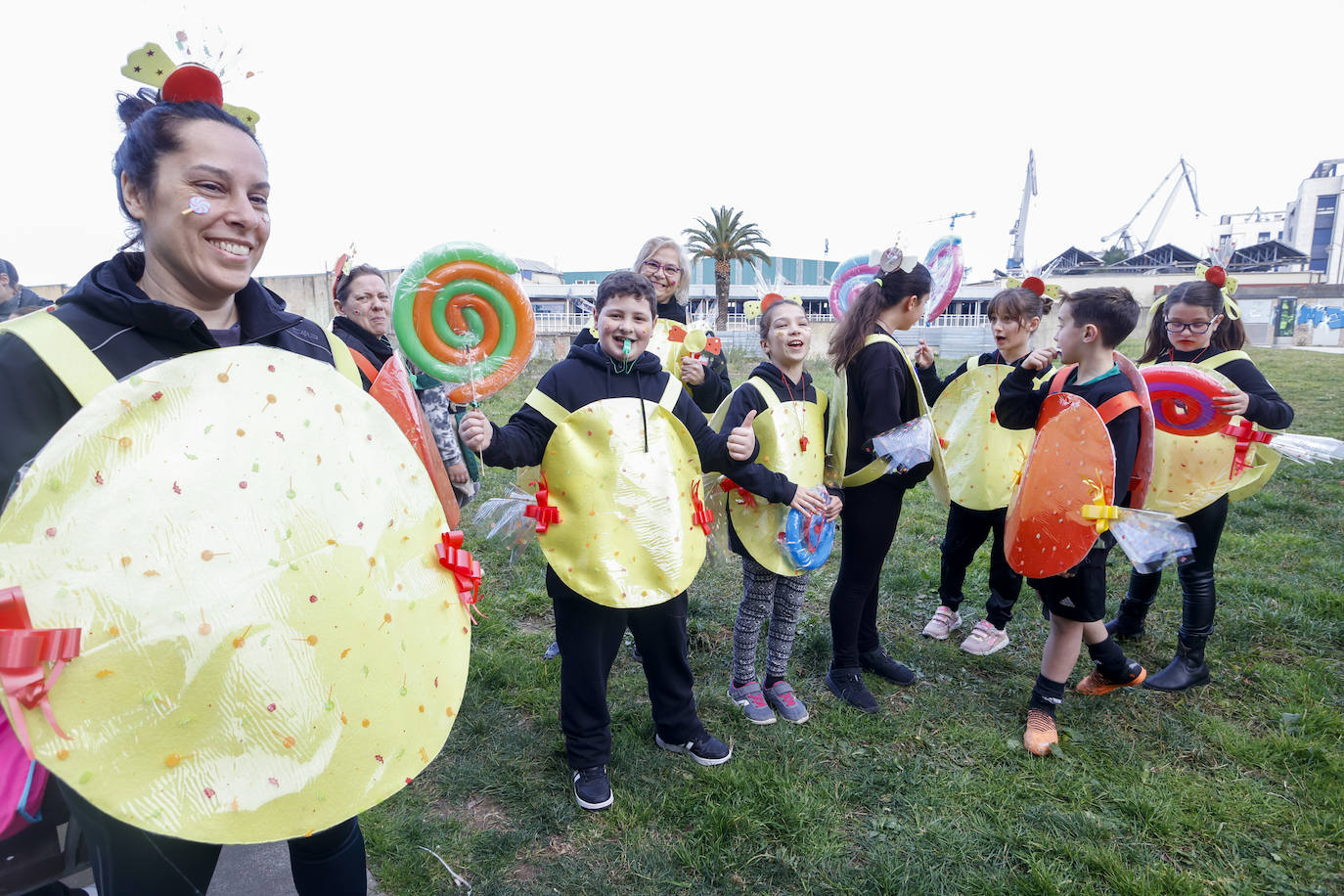 Fotos: Arte, superhéroes y reivindicación en el Antroxu de la zona oeste de Gijón