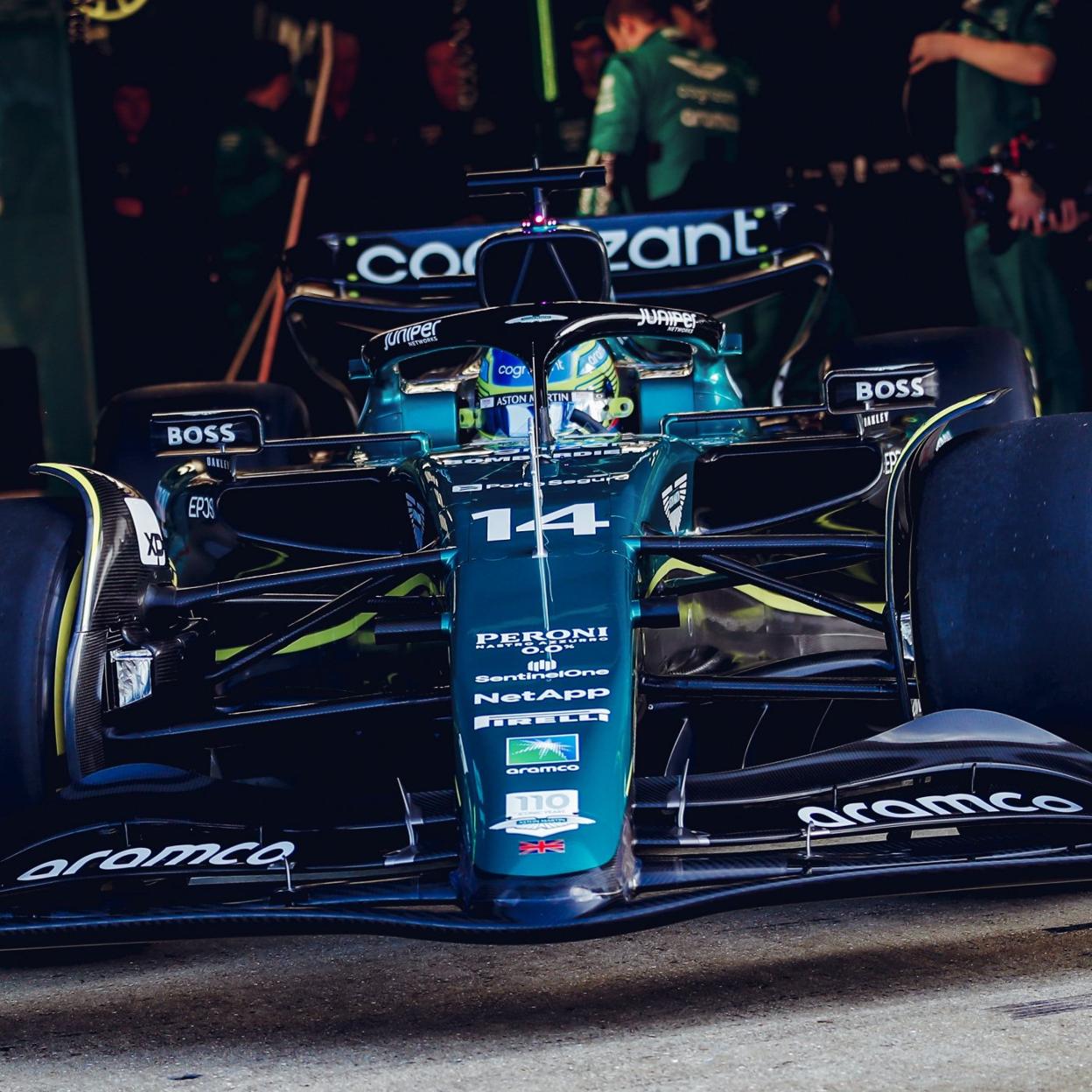 Alonso sale con el nuevo AMR23 del box en Silverstone. 