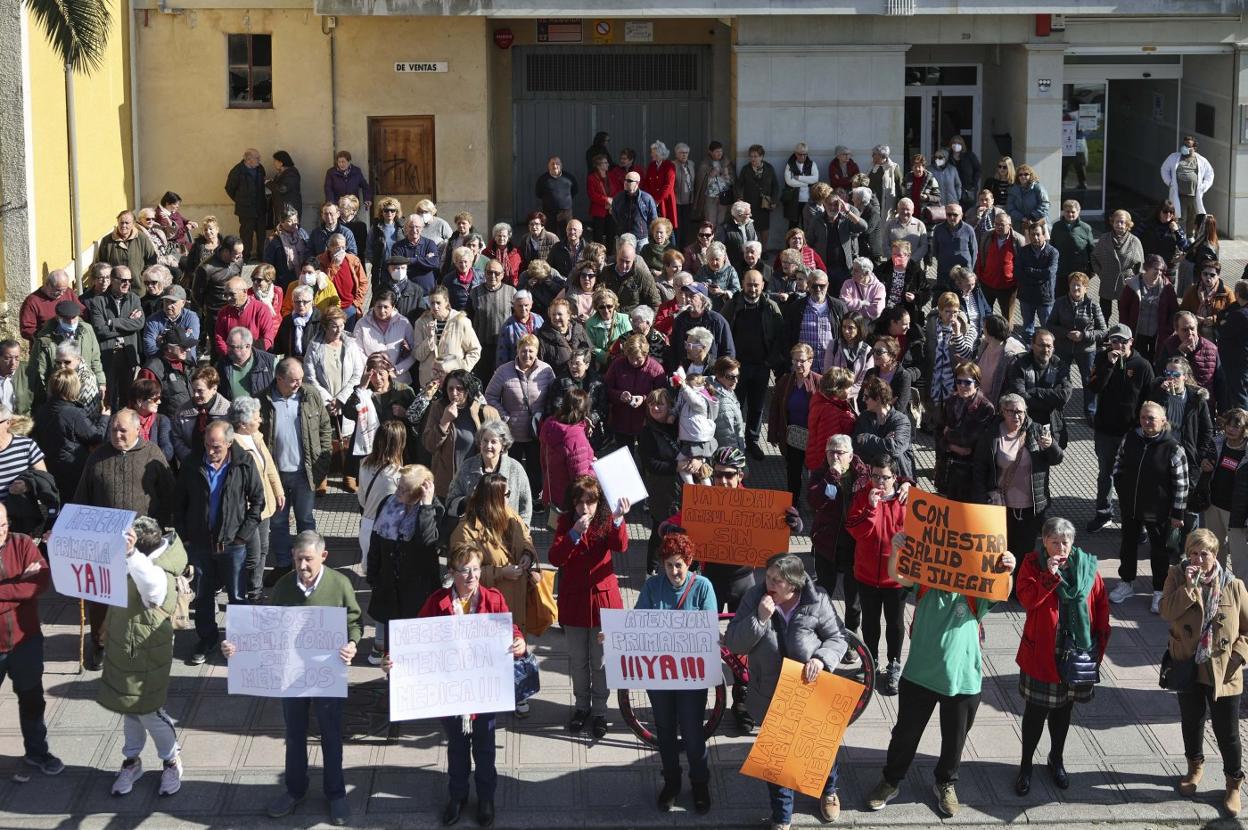Centenares de vecinos se concentraron ayer a las puertas del centro de salud de El Berrón. 