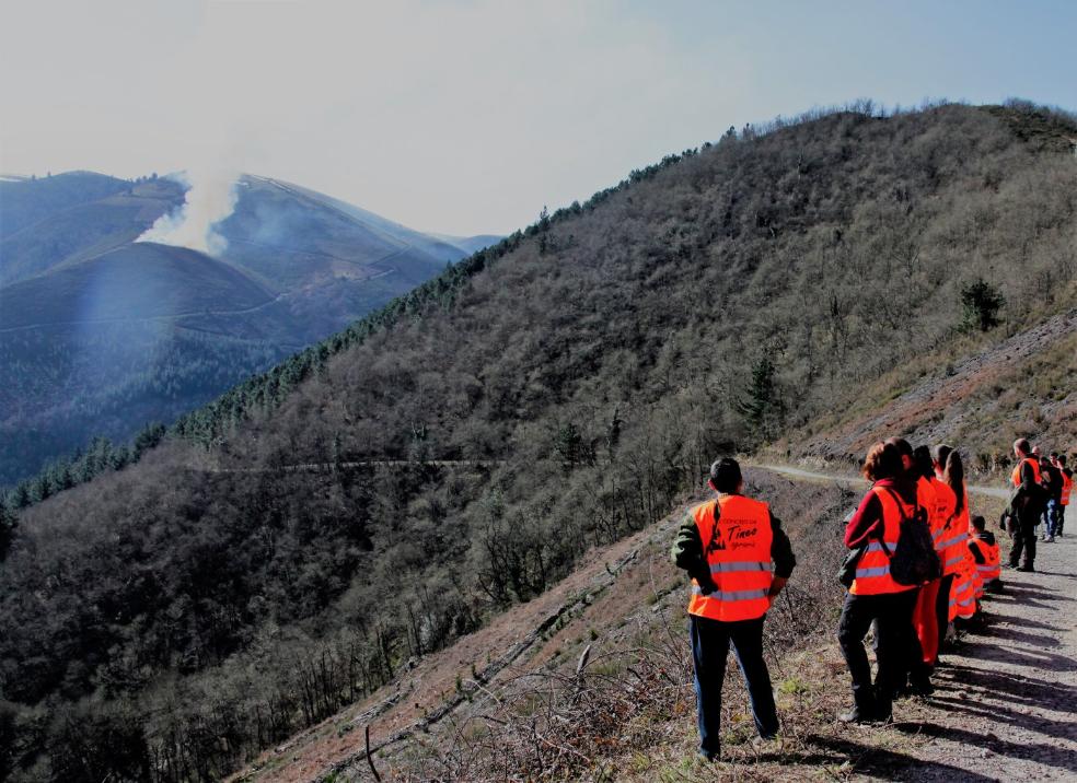Estudiantes del ciclo en Gestión Forestal observan la quema controlada. 