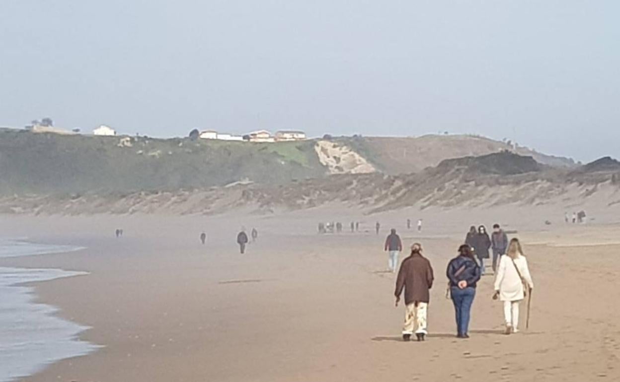 Fallece un joven de 25 años tras desvanecerse en la playa de Salinas