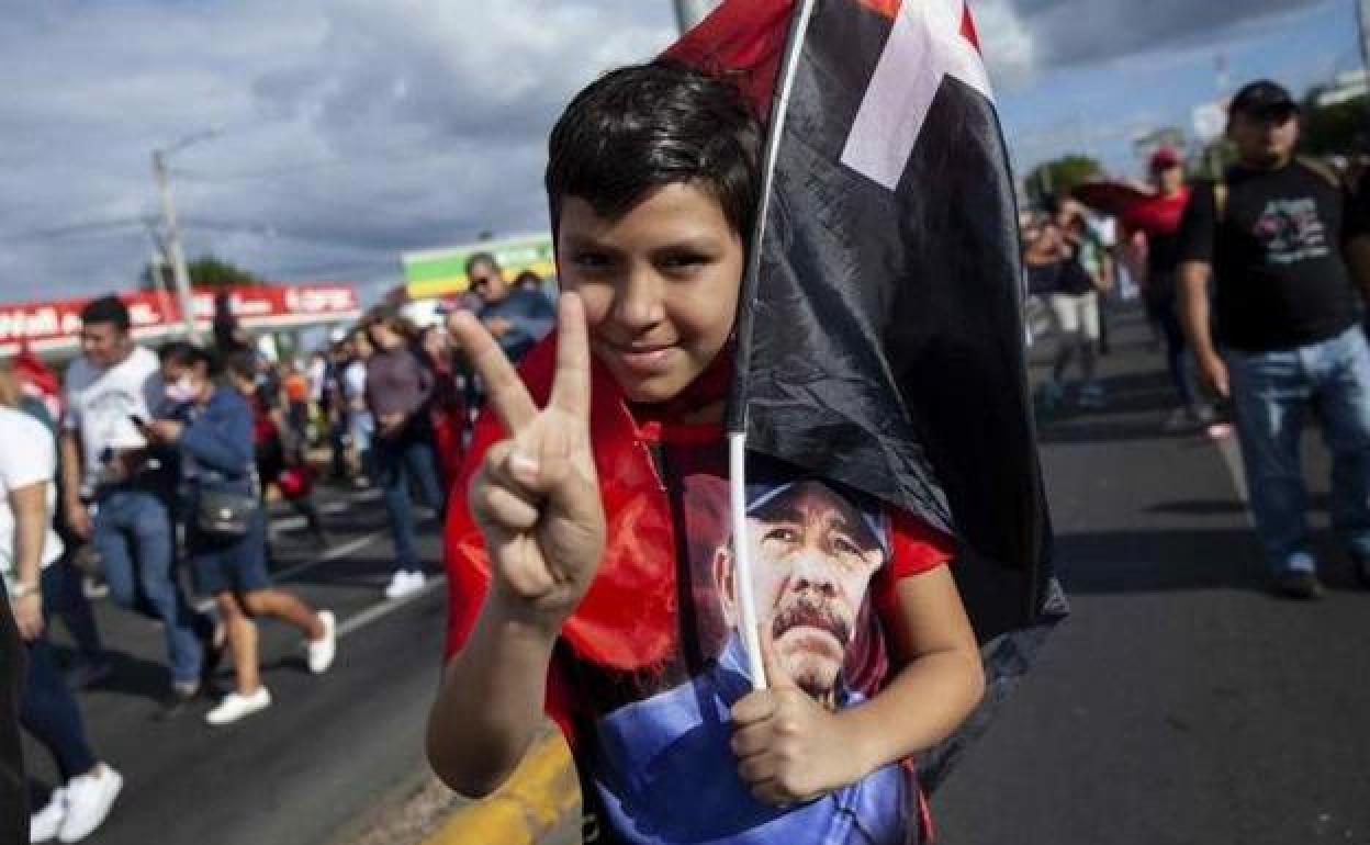 Un niño participa en una marcha de apoyo a Ortega.