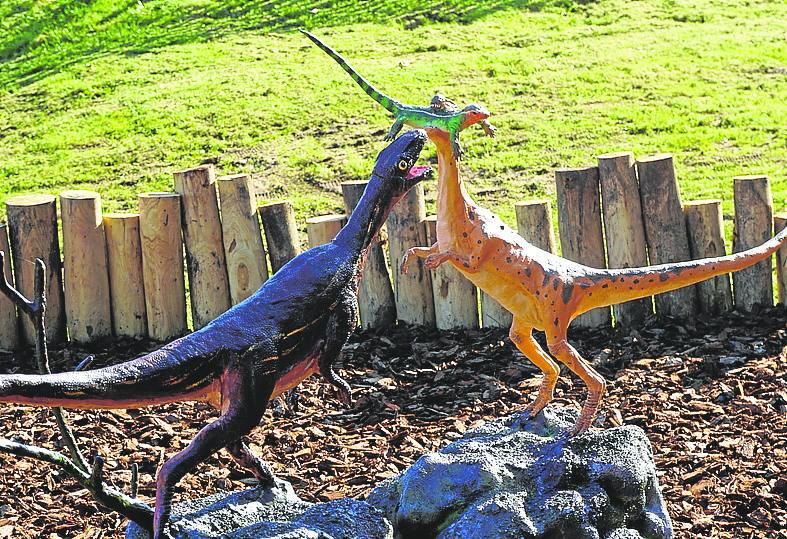 Un 'Eoraptor' y un 'Buriolestes' compiten por un lagarto en una de las nuevas escenas que lucen ya en los jardines del museo.