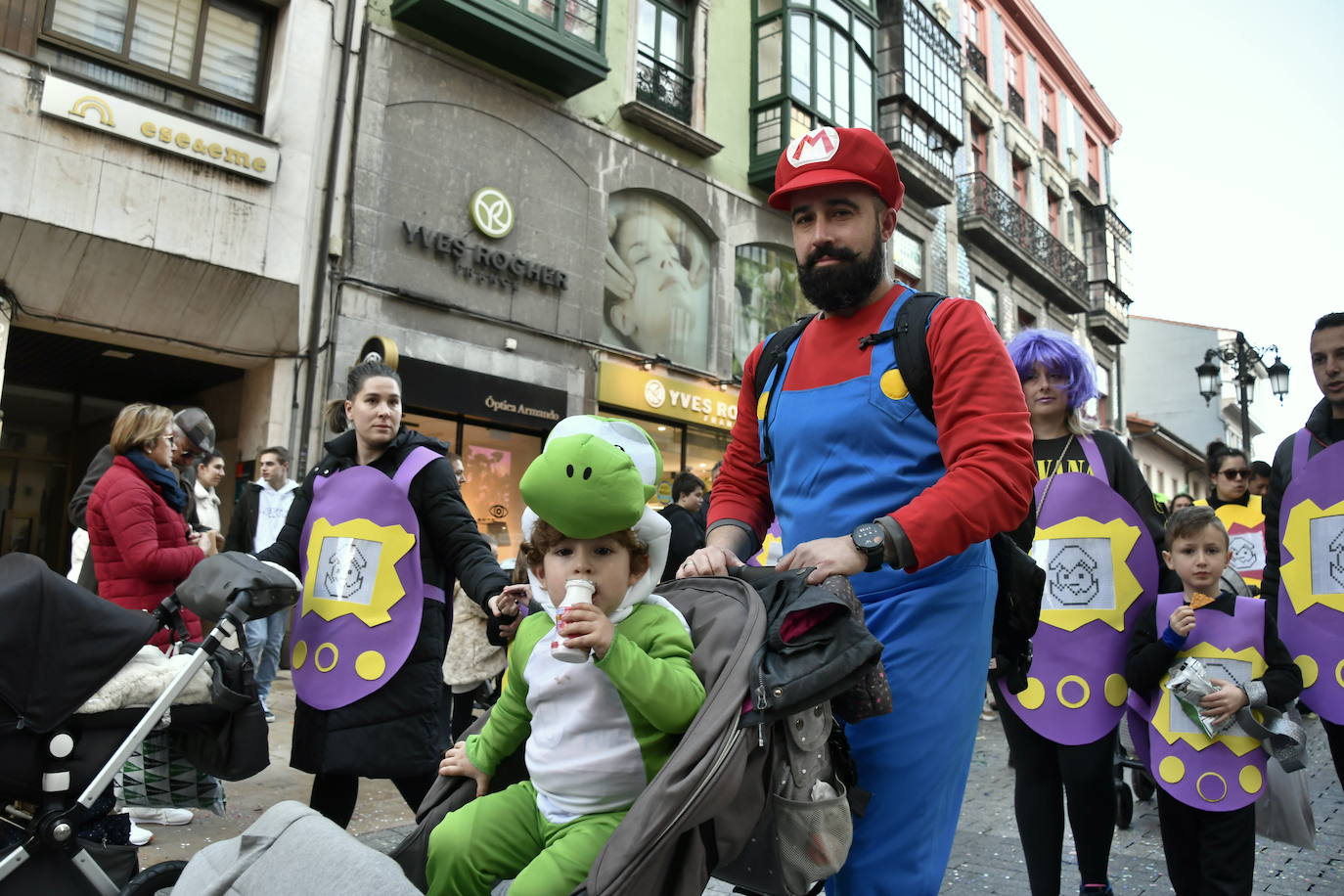 Fotos: Los escolinos devuelven a Avilés a los años noventa