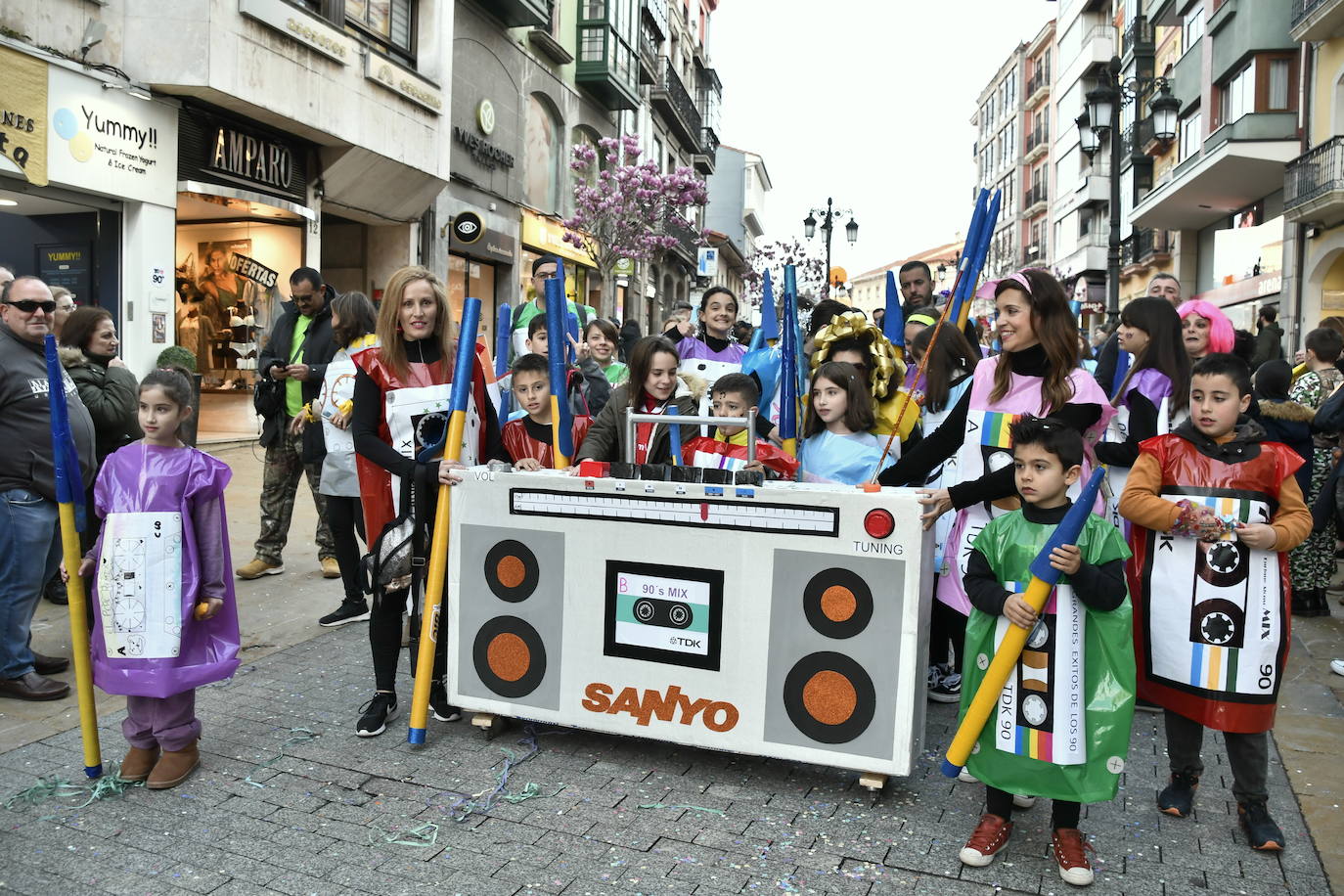 Fotos: Los escolinos devuelven a Avilés a los años noventa