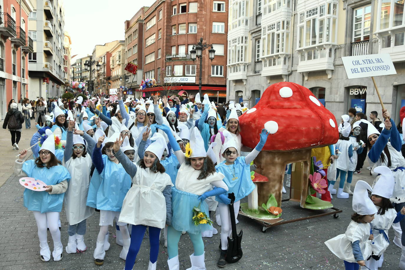 Fotos: Los escolinos devuelven a Avilés a los años noventa