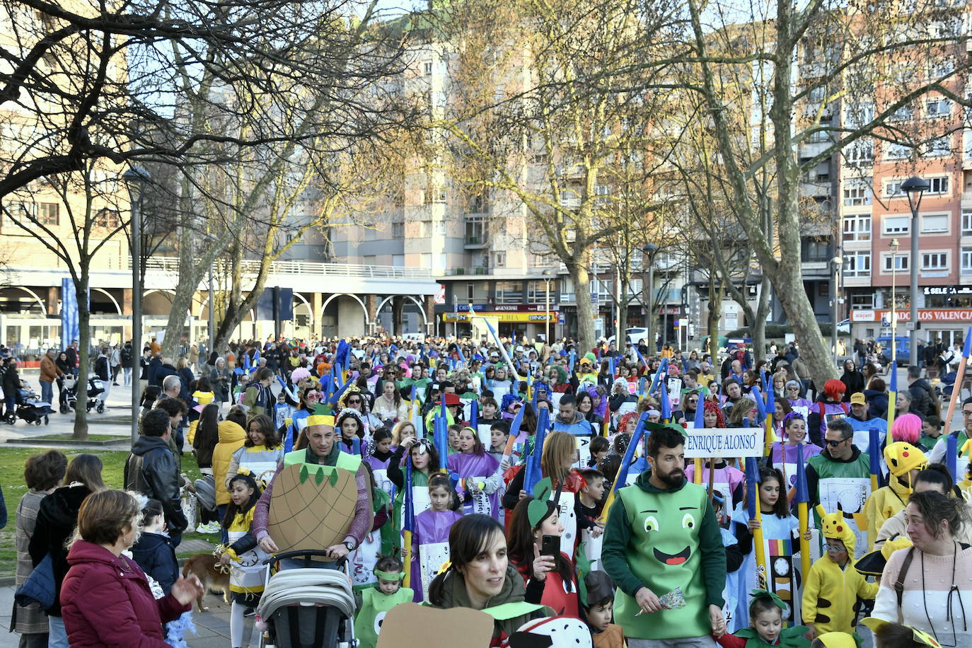 Fotos: Los escolinos devuelven a Avilés a los años noventa