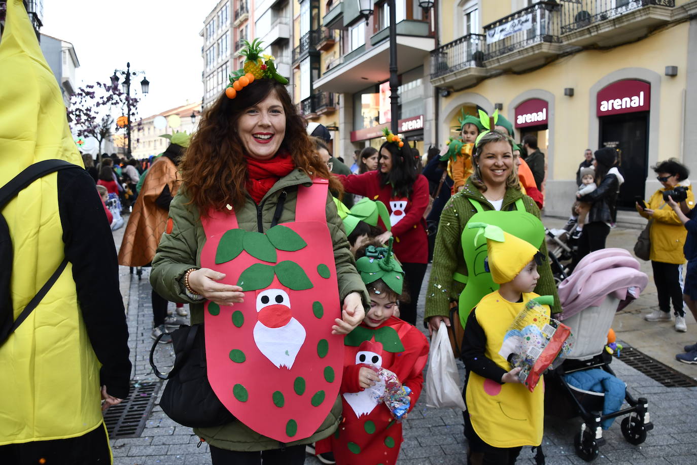 Fotos: Los escolinos devuelven a Avilés a los años noventa