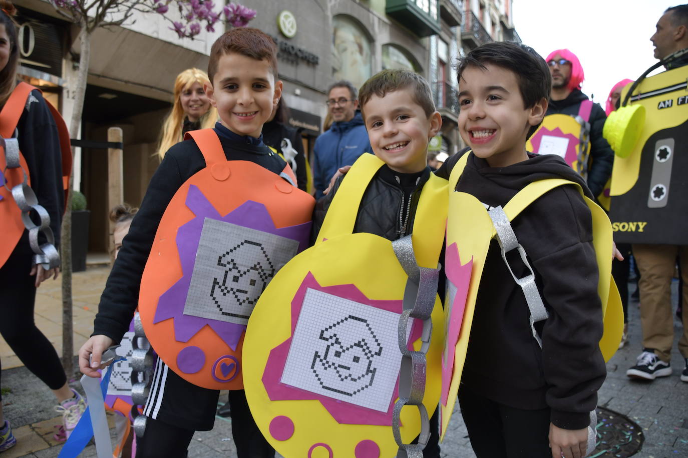 Fotos: Los escolinos devuelven a Avilés a los años noventa