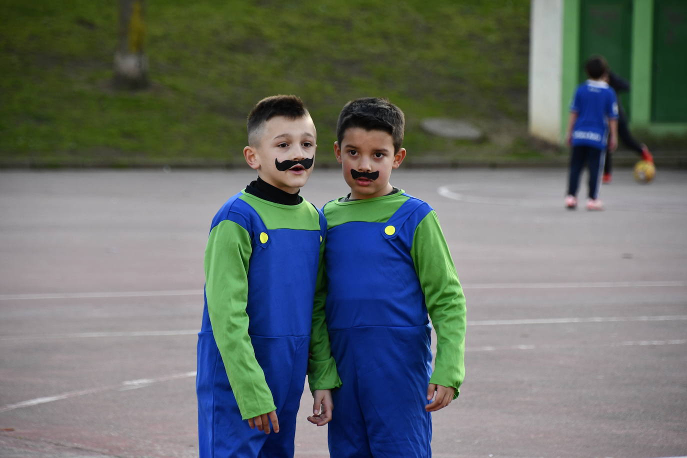 Fotos: Los escolinos devuelven a Avilés a los años noventa