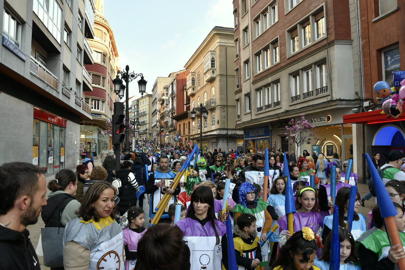 Fotos: Los escolinos devuelven a Avilés a los años noventa