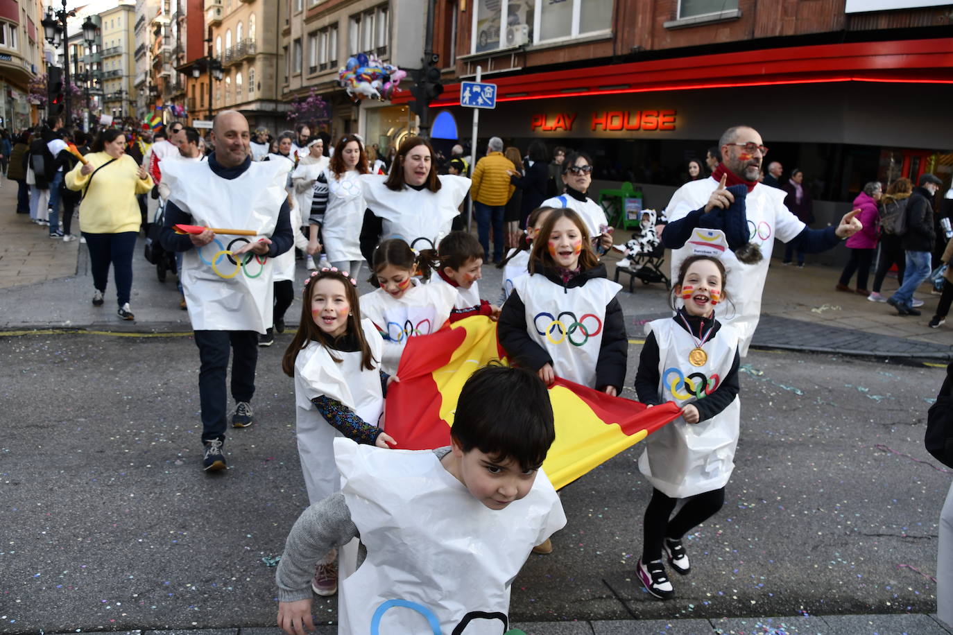 Fotos: Los escolinos devuelven a Avilés a los años noventa