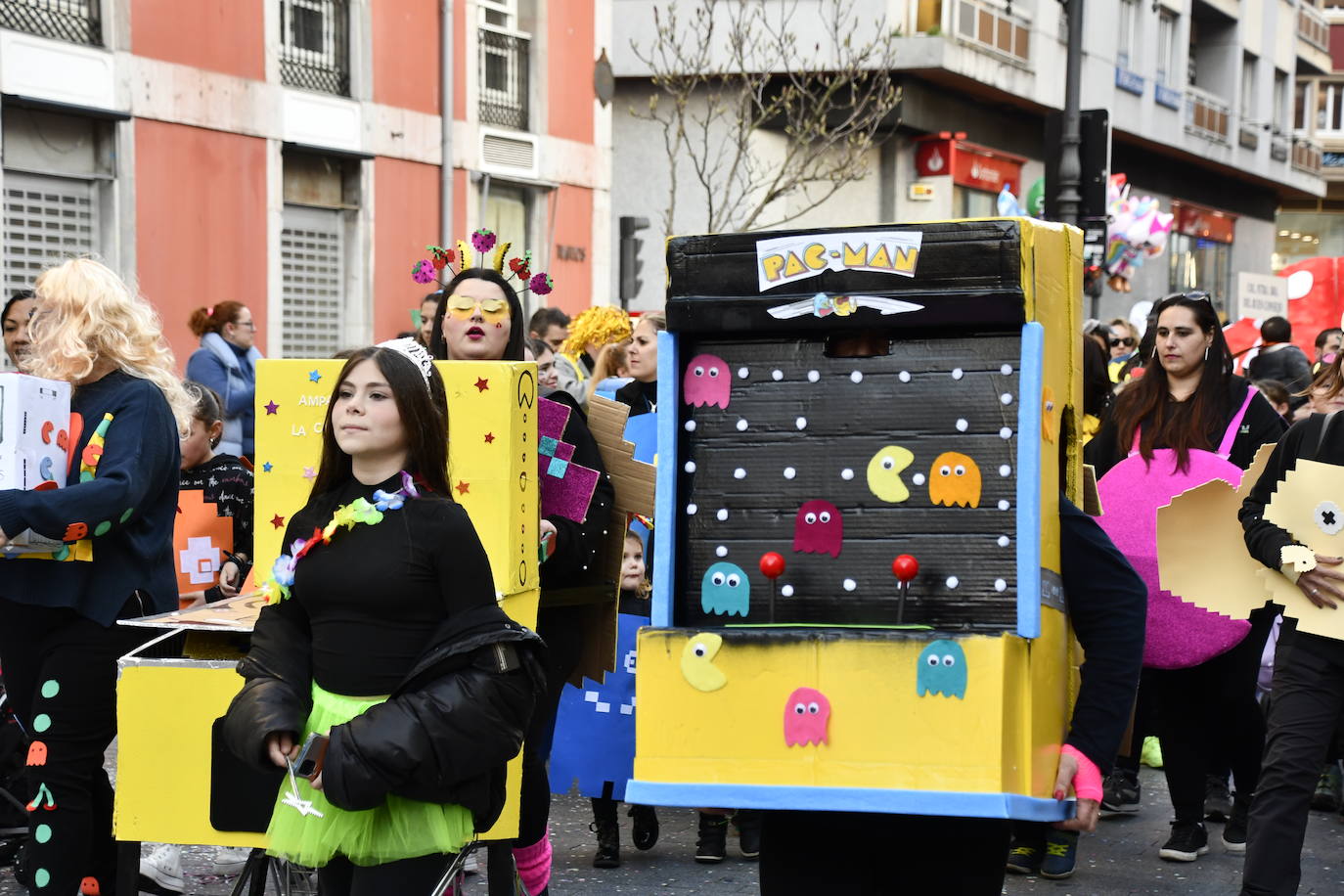 Fotos: Los escolinos devuelven a Avilés a los años noventa