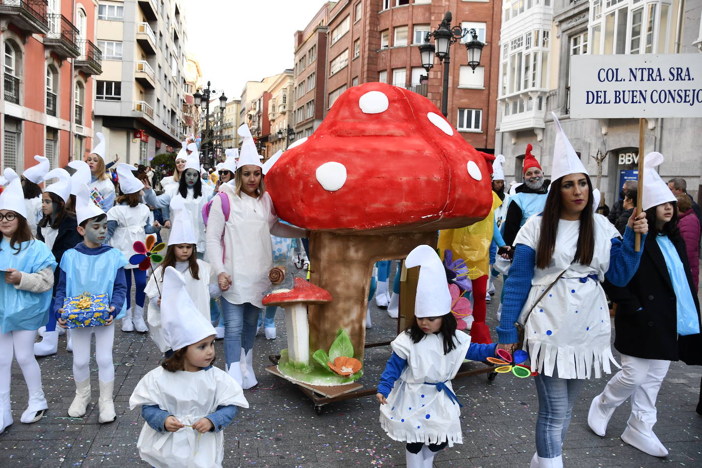 Fotos: Los escolinos devuelven a Avilés a los años noventa