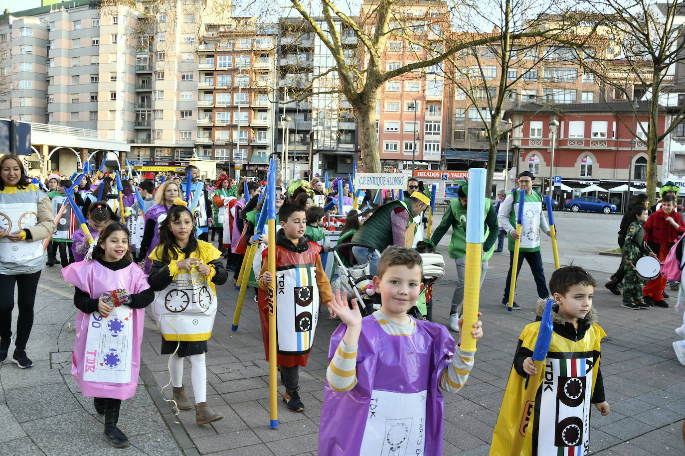 Fotos: Los escolinos devuelven a Avilés a los años noventa