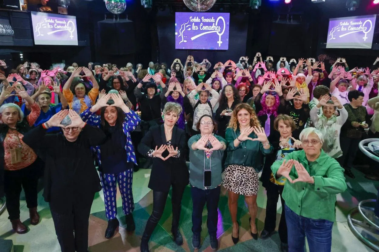 En primera fila, la alcaldesa Ana González, la directora de Igualdad del Principado Nuria Varela, Patricia Sornosa (comadre de oro), Begoña Piñero, la cantante de tonada Anabel Santiago (comadre especial de oro), la exalcaldesa Paz FernándezFelgueroso y la activista Ángeles Álvarez.