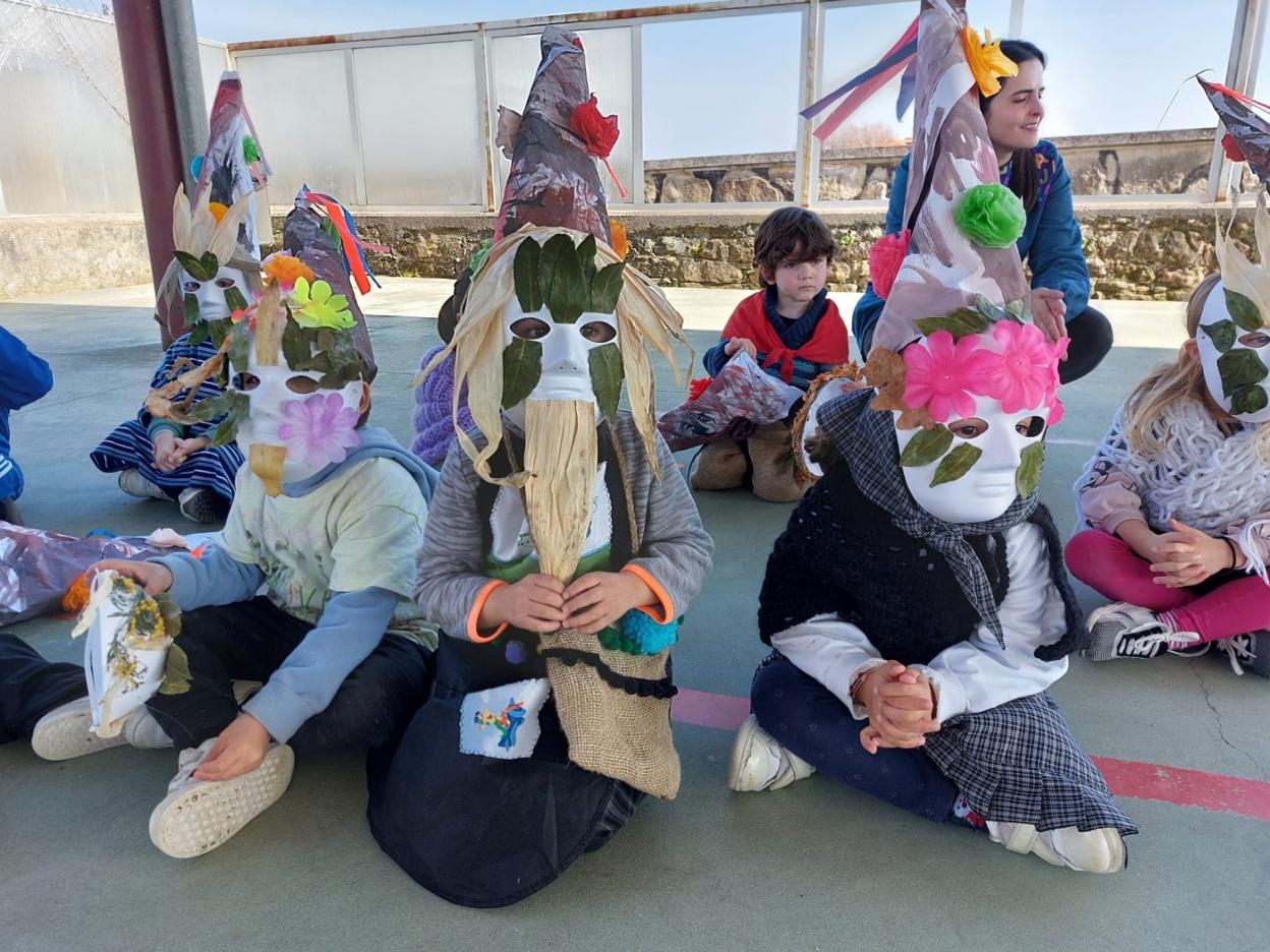 Los alumnos del CRA La Marina se inspiraron en los mazcaraos. 