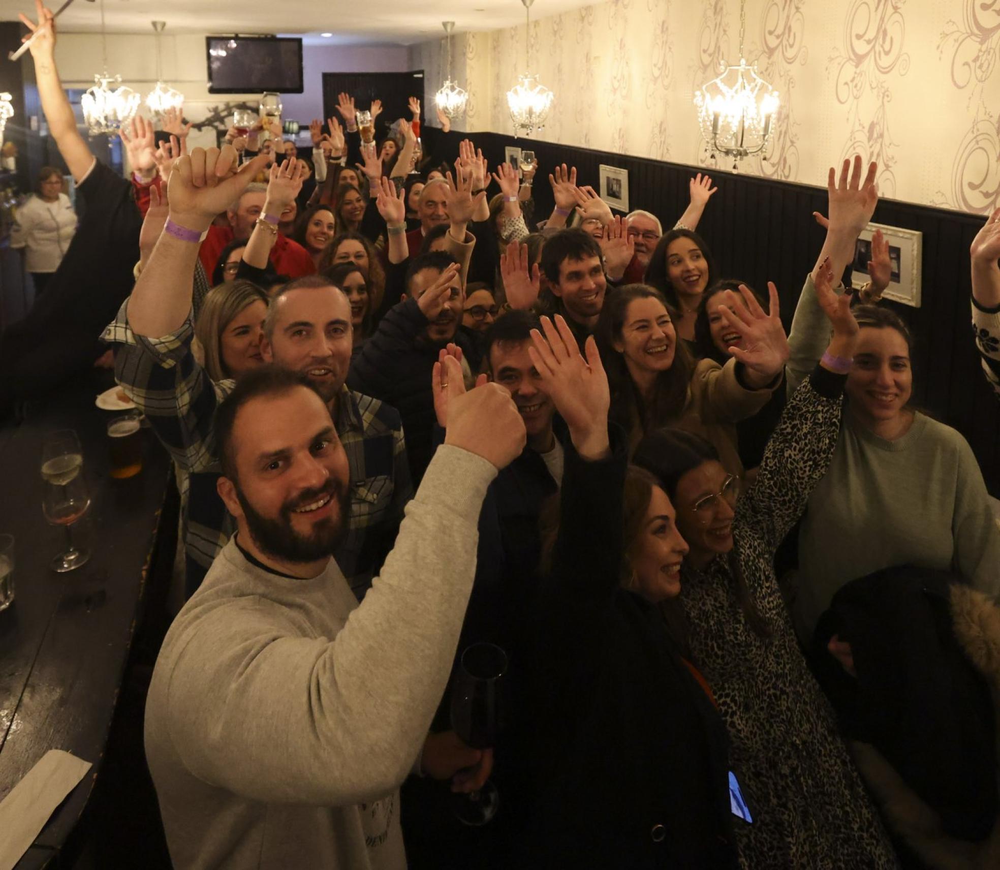 Los locales de La Pola se llenaron para celebrar el tradicional jueves de Comadres en Pola de Siero.