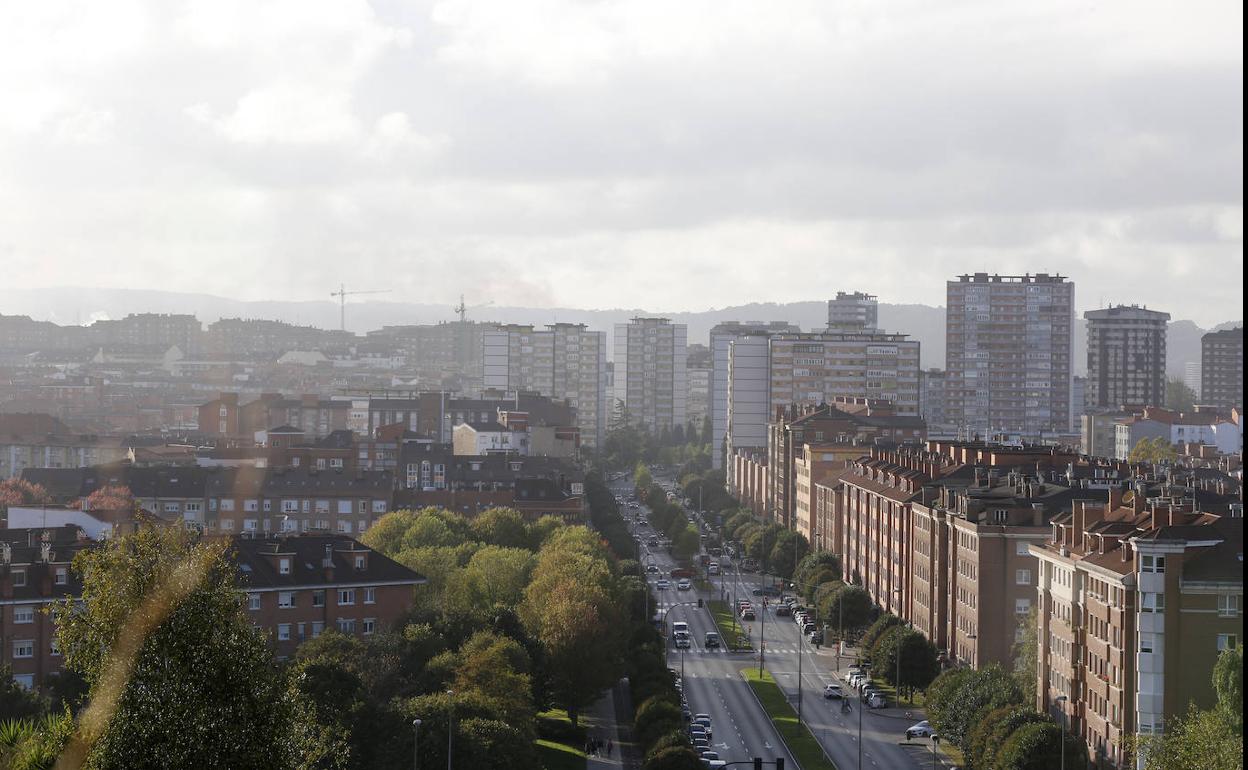 Imagen de archivo de la contaminación atmosférica sobre la zona oeste de Gijón. 