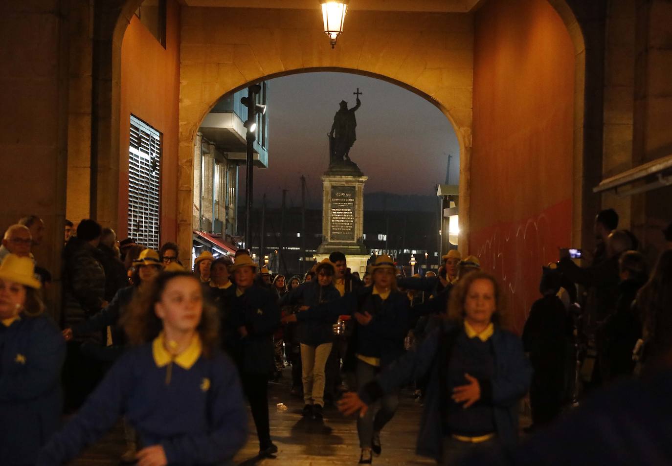 Fotos: Pasacalles, pregón y fiesta en el Antroxu de Gijón