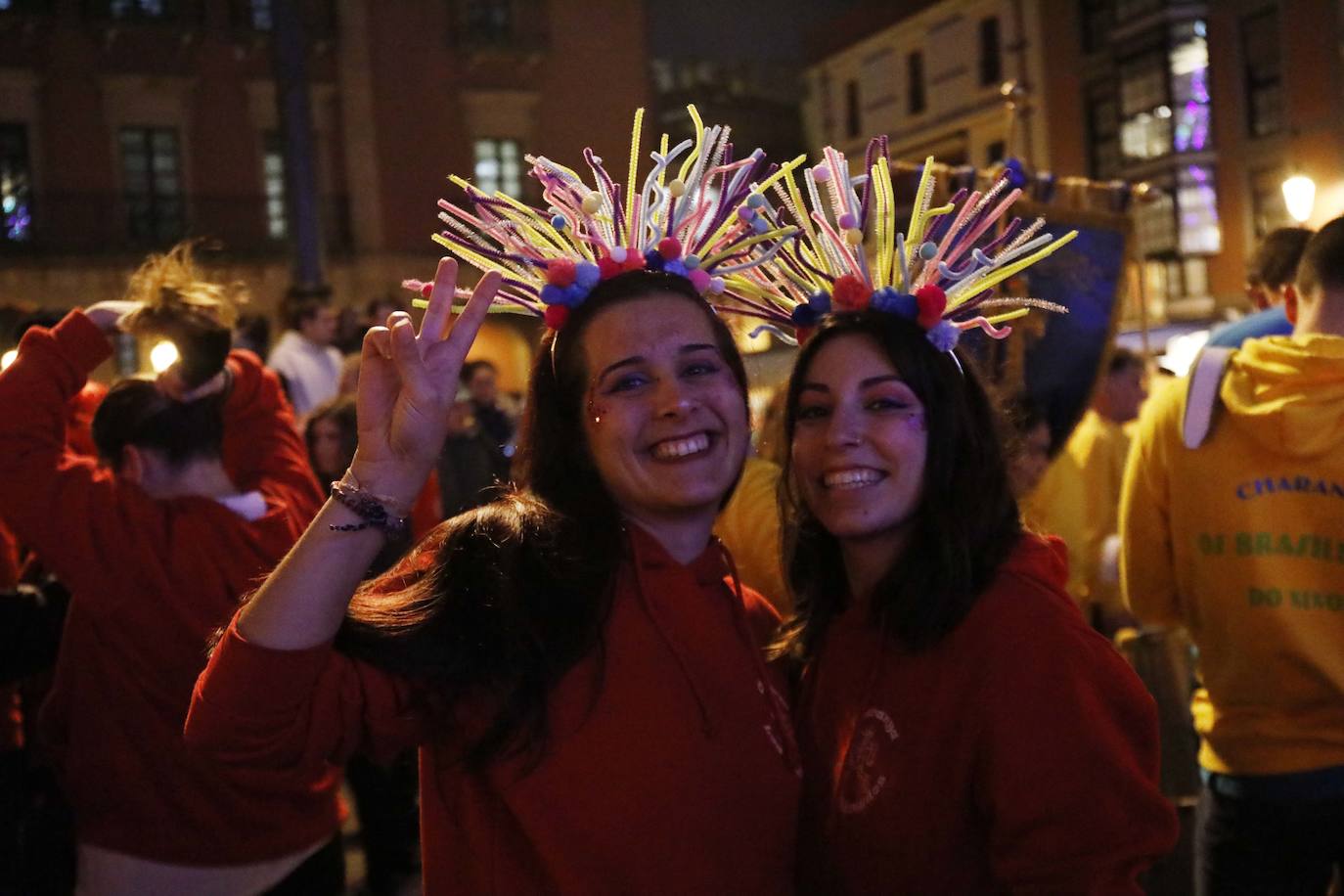 Fotos: Pasacalles, pregón y fiesta en el Antroxu de Gijón