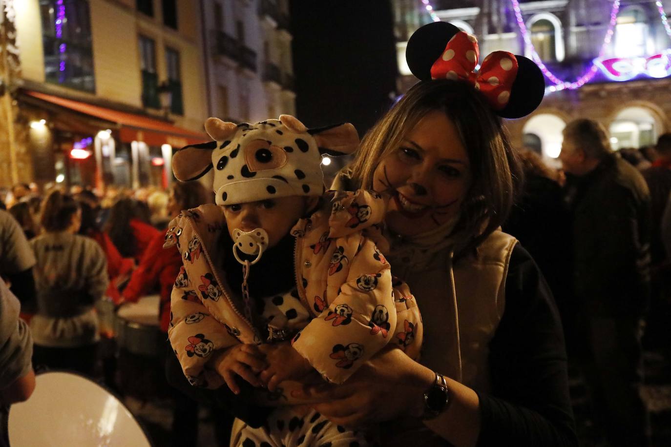 Fotos: Pasacalles, pregón y fiesta en el Antroxu de Gijón