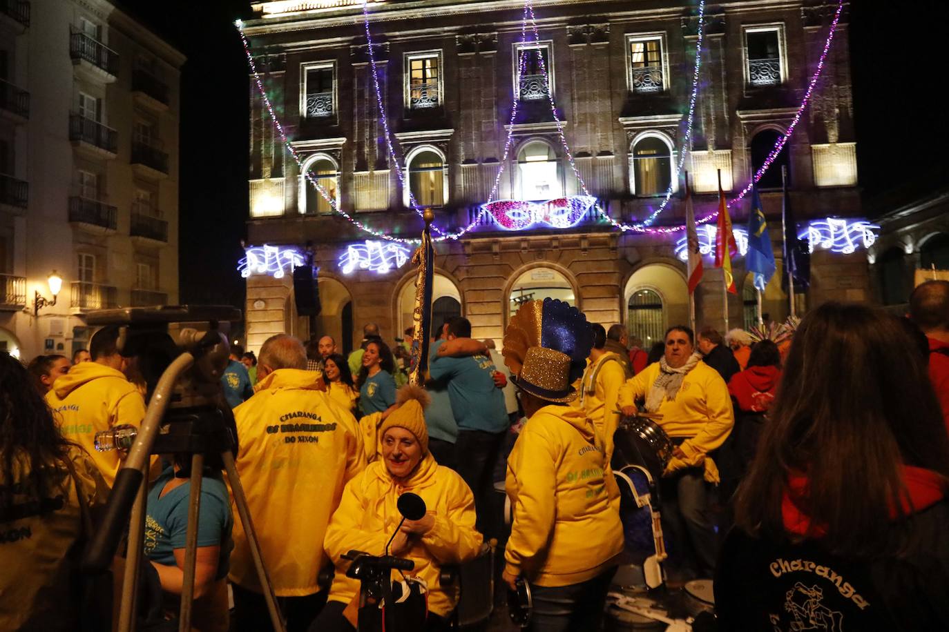 Fotos: Pasacalles, pregón y fiesta en el Antroxu de Gijón