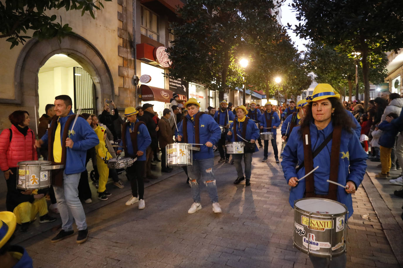 Fotos: Pasacalles, pregón y fiesta en el Antroxu de Gijón